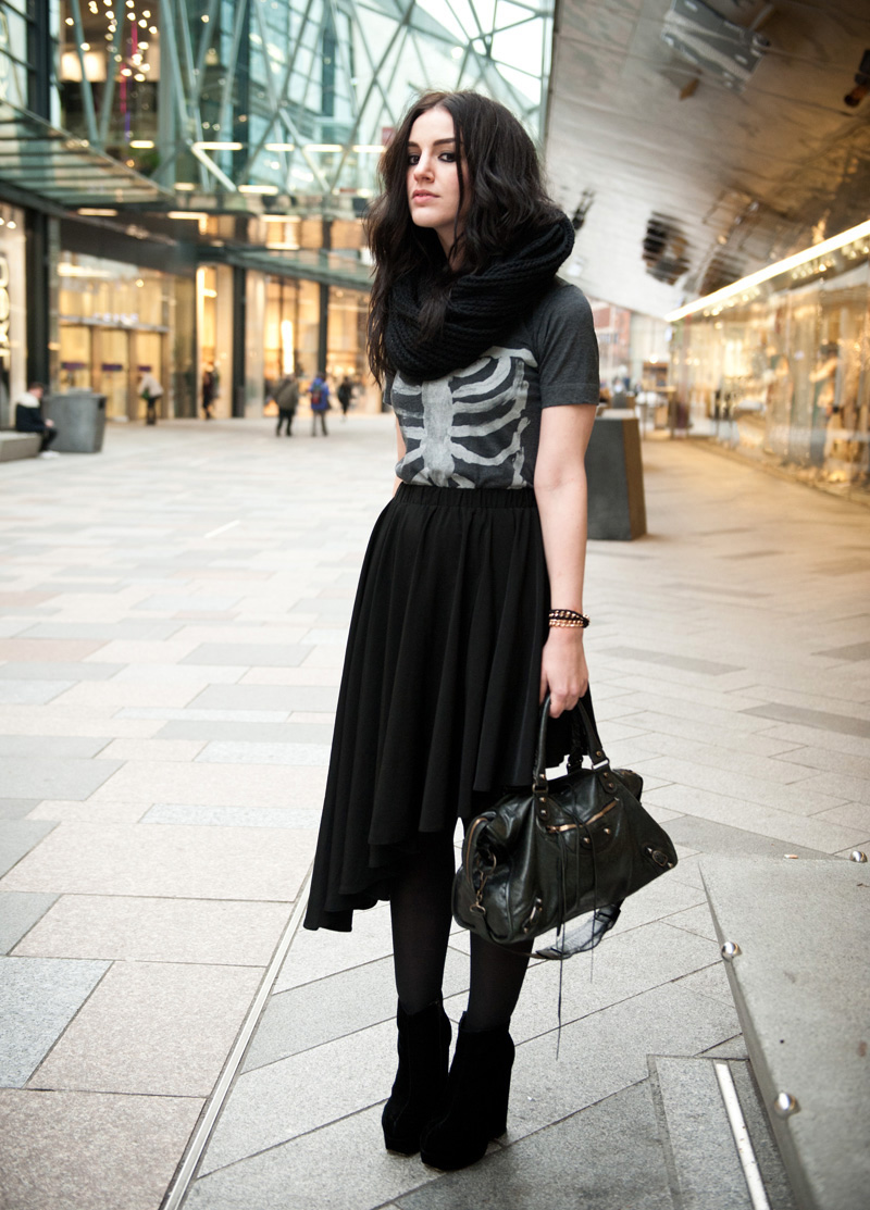 FAIIINT Outfit FAIIINT, Outfit, Fashion, Style, Blog, Blogger, ASOS, Snood, Knitted, A Wear, Asymmetric, Skirt, A Y Not Dead, Ribcage, Tee, T-Shirt, Skeleton, StylistPick, Eleonora, Elenora, Boots, Velvet, Black, Grey, White, Texture, Balenciaga, City, Bag,