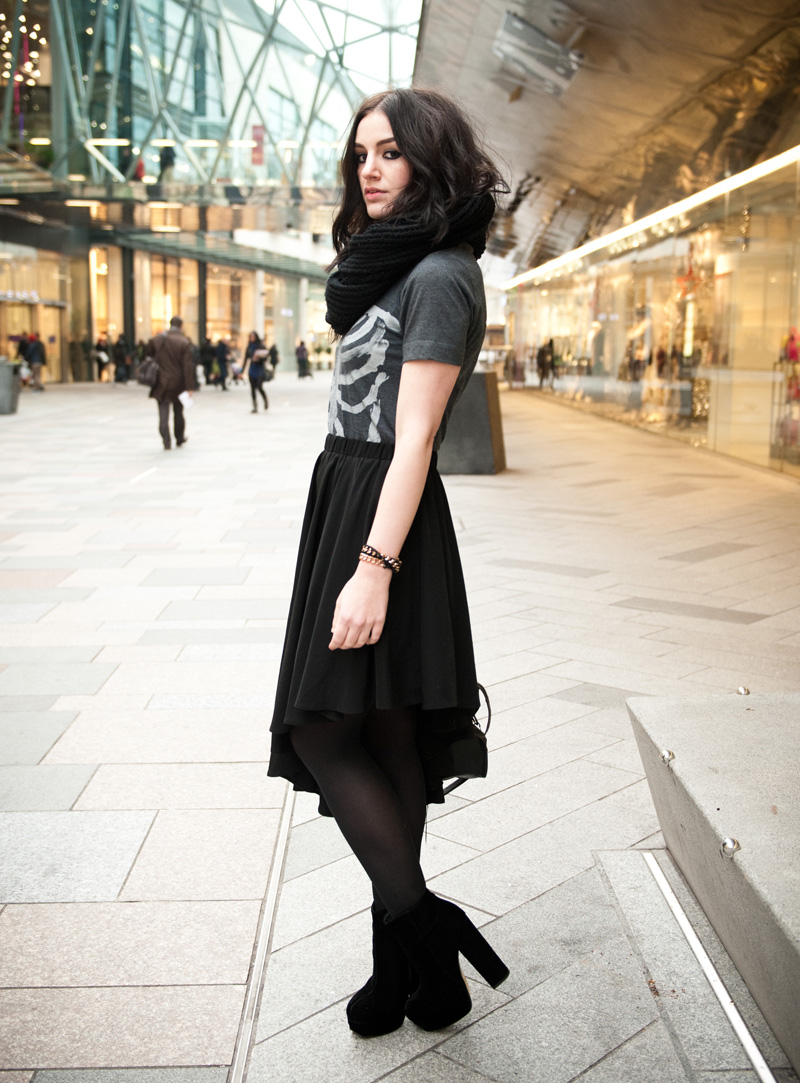 FAIIINT Outfit FAIIINT, Outfit, Fashion, Style, Blog, Blogger, ASOS, Snood, Knitted, A Wear, Asymmetric, Skirt, A Y Not Dead, Ribcage, Tee, T-Shirt, Skeleton, StylistPick, Eleonora, Elenora, Boots, Velvet, Black, Grey, White, Texture, Balenciaga, City, Bag,