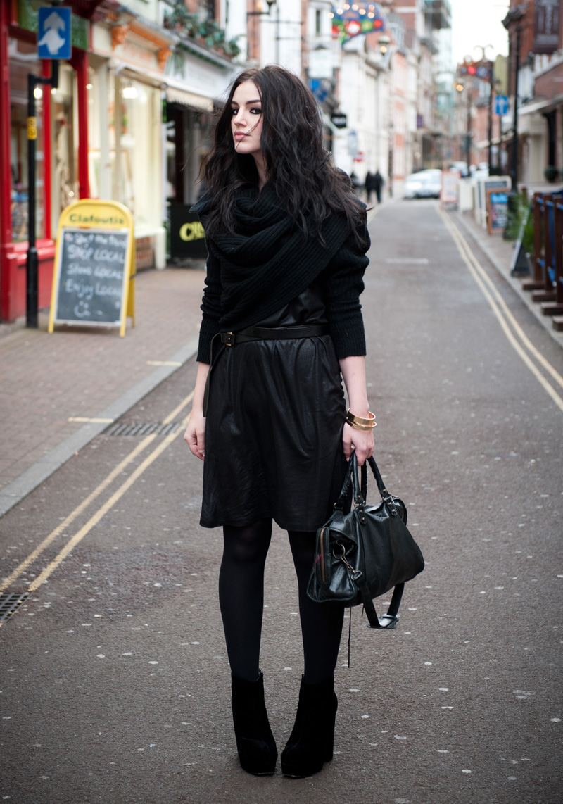 FAIIINT Outfit FAIIINT, Outfit, AllSaints, Wrap, Cardigan, Sweater, Draped, Thick, Chunky, eksempel, Dress, Leather, Look, Balenciaga, City, Bag, StylistPick, Eleonora, Boots, Velvet, Texture, Mix, Black, All Black