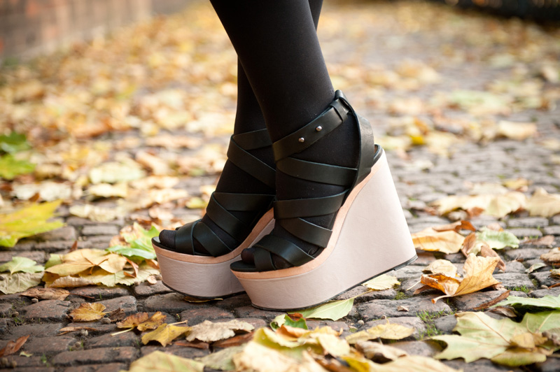 FAIIINT Outfit Details FAIIINT, Outfit, Detail, Shoes, Wedges, Topshop, Black, Nude, Colour Block, Strappy, Straps, Autumn, Leaves, Platform