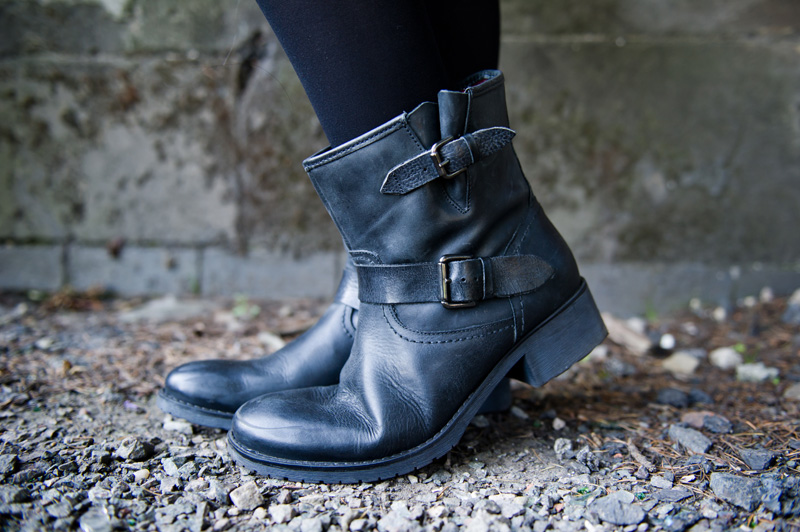 Fashion blogger Stephanie of FAIIINT wearing Pier One Flat biker ankle boots, all black, fashion meets music with Zalando, goth rock,