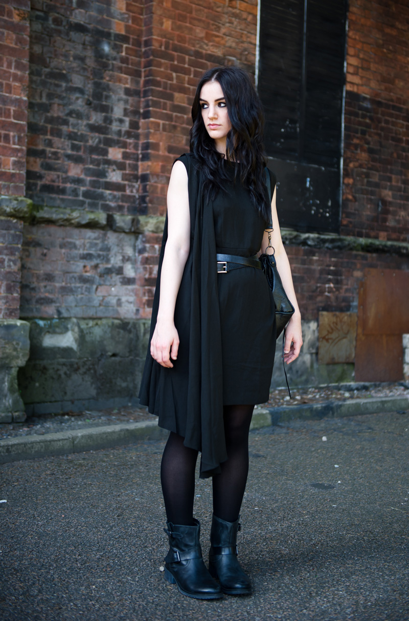 Fashion blogger Stephanie of FAIIINT wearing Zalando collection draped asymmetric dress, Pier One Flat biker ankle boots, all black, fashion meets music with Zalando, goth rock,