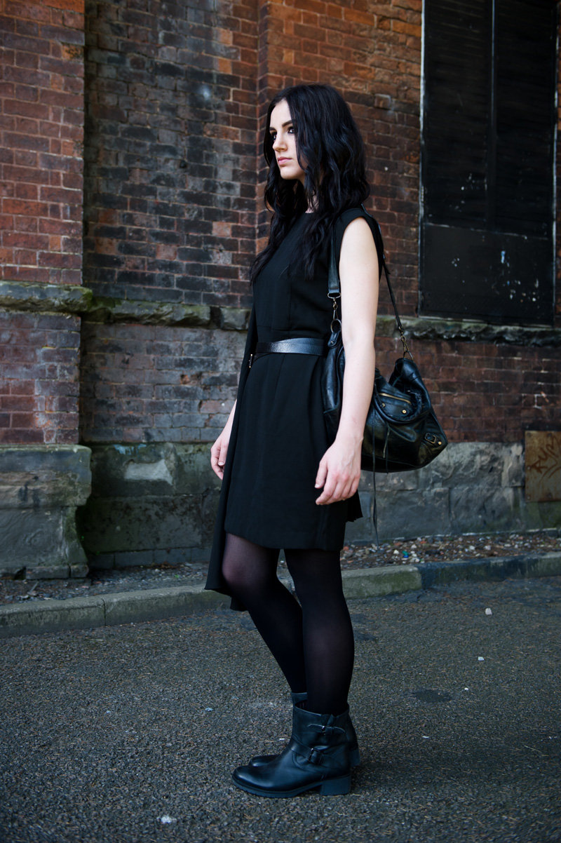 Fashion blogger Stephanie of FAIIINT wearing Zalando collection draped asymmetric dress, Pier One Flat biker ankle boots, all black, fashion meets music with Zalando, goth rock,