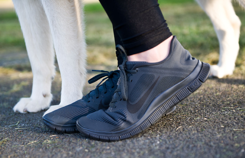 Fashion blogger Stephanie of FAIIINT wearing Nike Free Run 4.0 V3 Anthracite, grey, black, monochrome running shoes, trainers.