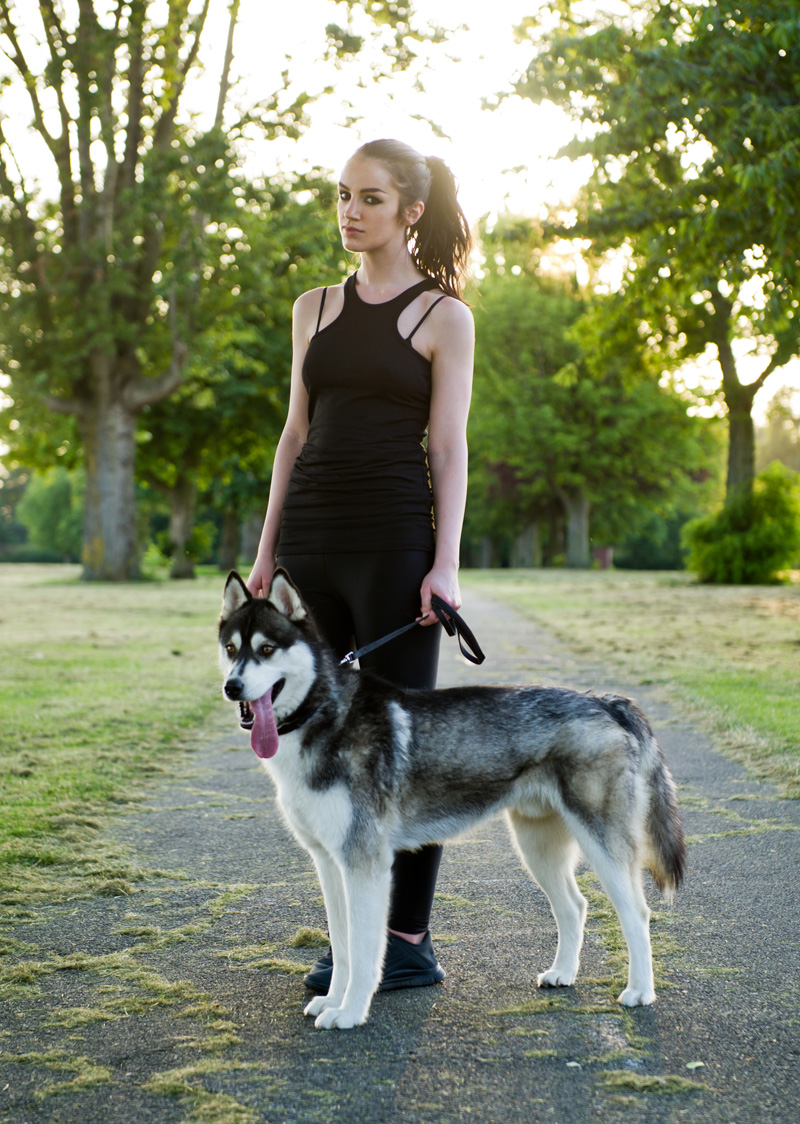 Fashion blogger Stephanie of FAIIINT wearing Nike Free 4.0 v3 anthracite & black running shoes, trainers, ASOS tank top, American Apparel disco leggings. All black running outfit with Nico Siberian Husky dog.
