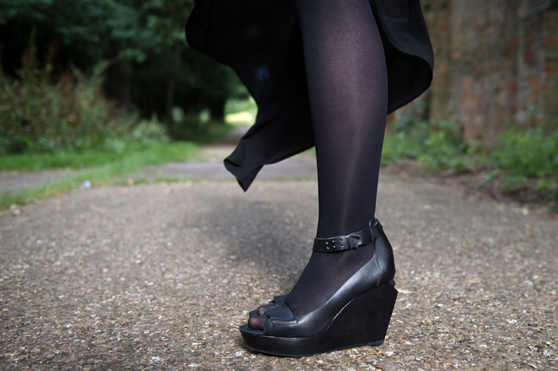 Fashion blogger Stephanie of FAIIINT wearing Skin by Finsk cut out wedges