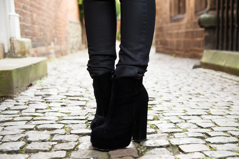 Fashion blogger Stephanie of FAIIINT wearing Topshop at Outfit collarless blazer, ASOS wet look draped asymmetric top, Topshop coated jeans, Stylistpick velvet boots, Bracher Emden classic tote bag. All black everything, street style, outfit of the day