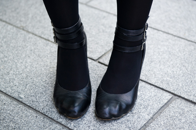 Fashion blogger Stephanie of FAIIINT wearing Vivienne Westwood animal toe indent moulded shoes