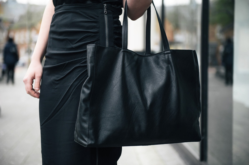 FAIIINT wearing Mint Velvet silk rouched side zip pencil skirt, John Lewis leather classic tote bag. All black sports luxe street style outfit.