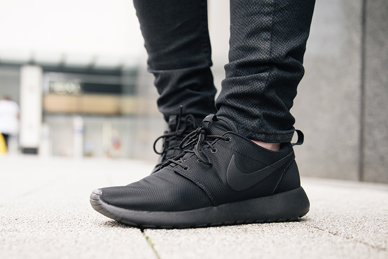 Nike Roche Run monochrome black colourway with snake print skinny jeans. Casual all black everything detail.