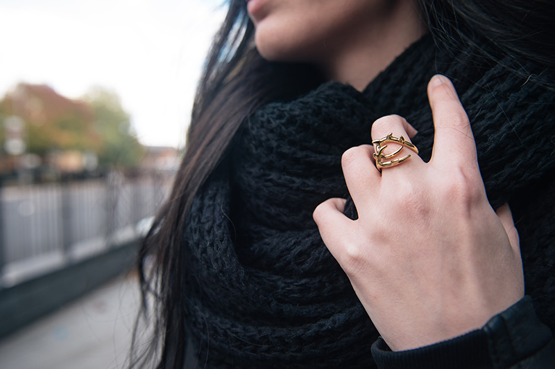 Fashion blogger Stephanie of FAIIINT wearing ASOS Knitted snood, Libertine by Giles Deacon gold thorn spike ring. Outfit details.