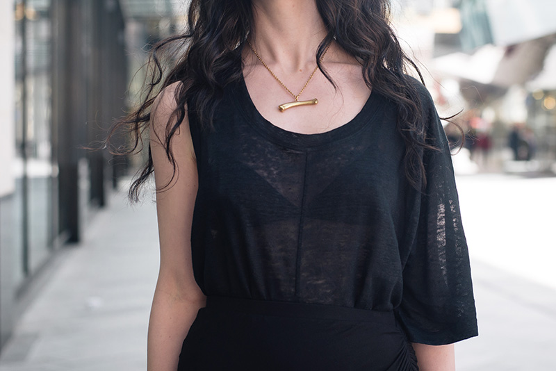 Fashion blogger Stephanie of FAIIINT wearing Cyeoms black virtual asymmetric linen jersey slouchy t shirt tee, Sara Gunn gold horizontal bone necklace. Outfit details.