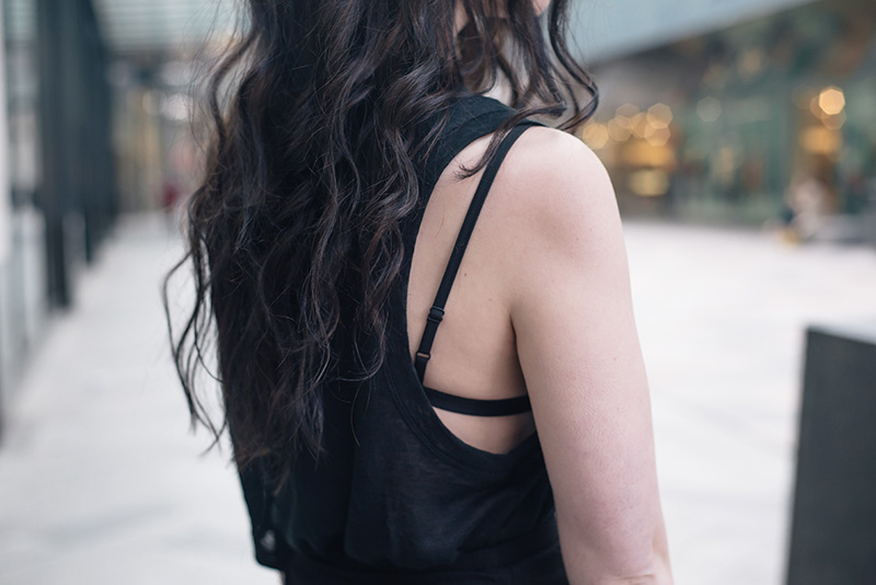 Fashion blogger Stephanie of FAIIINT wearing Cyeoms virtual asymmetric slouchy drop armhole tee, H&M triangle bra peeking out. Simple outfit details.