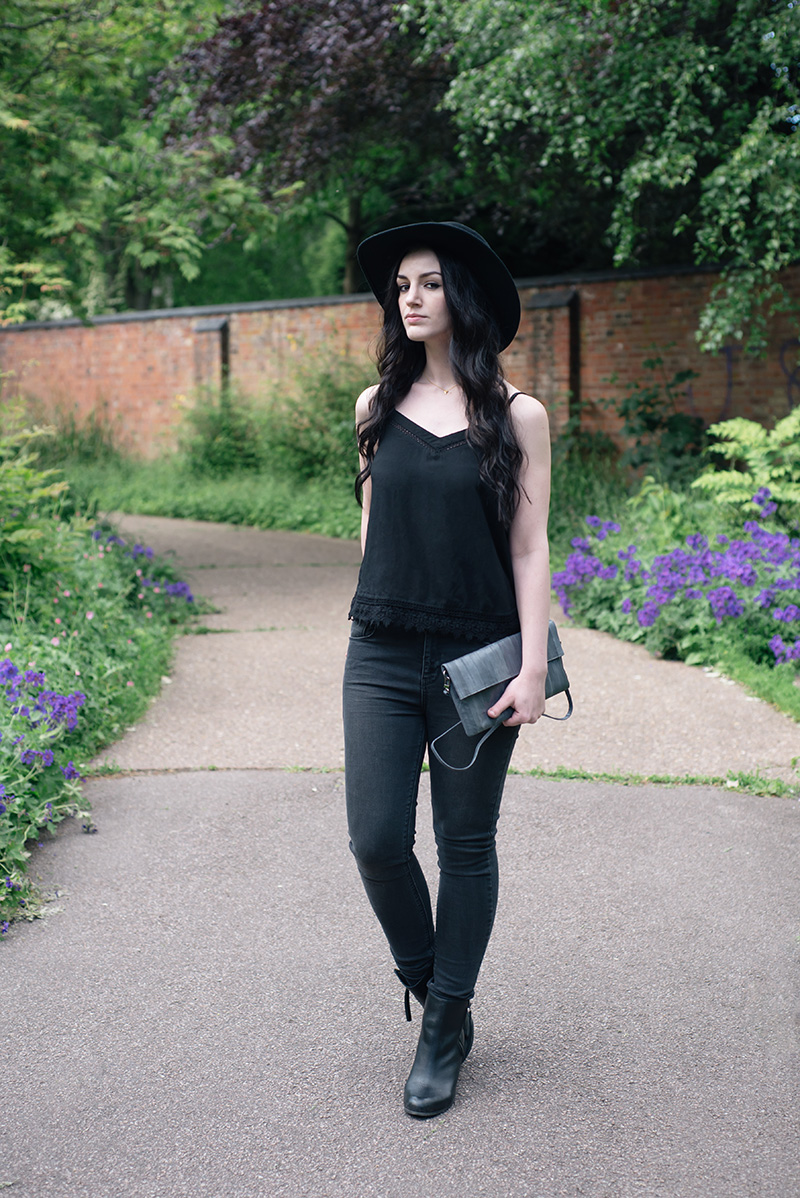 Fashion blogger Stephanie of FAIIINT wearing Catarzi Fedora, New Look crochet lace hem crop top, Label Lab washed black high waist jeans, Makki elephant grey Nuevo Disco eel skin clutch bag, F&F leather ankle boots. All black casual summer street style outfit.