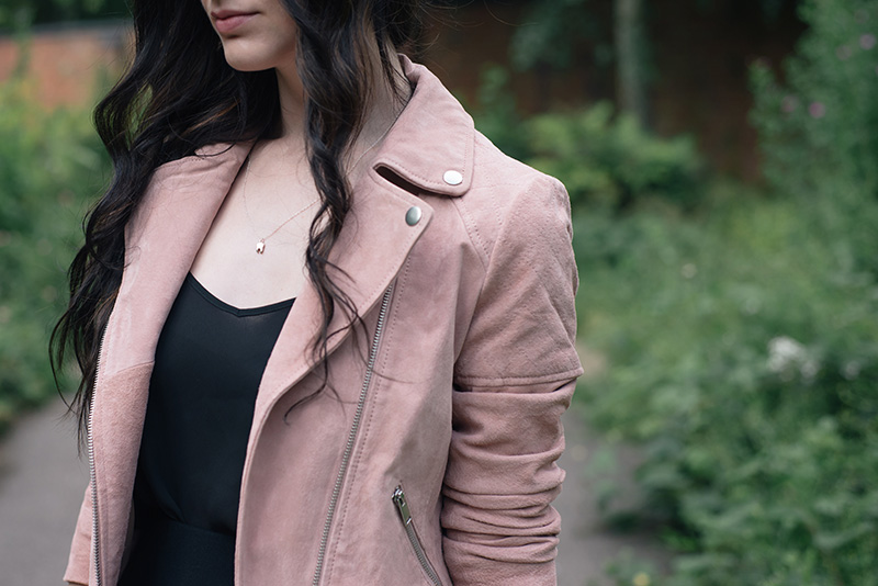 Fashion blogger Stephanie of FAIIINT wearing Dorothy Perkins Blush pink nude suede leather jacket. Street style outfit details.