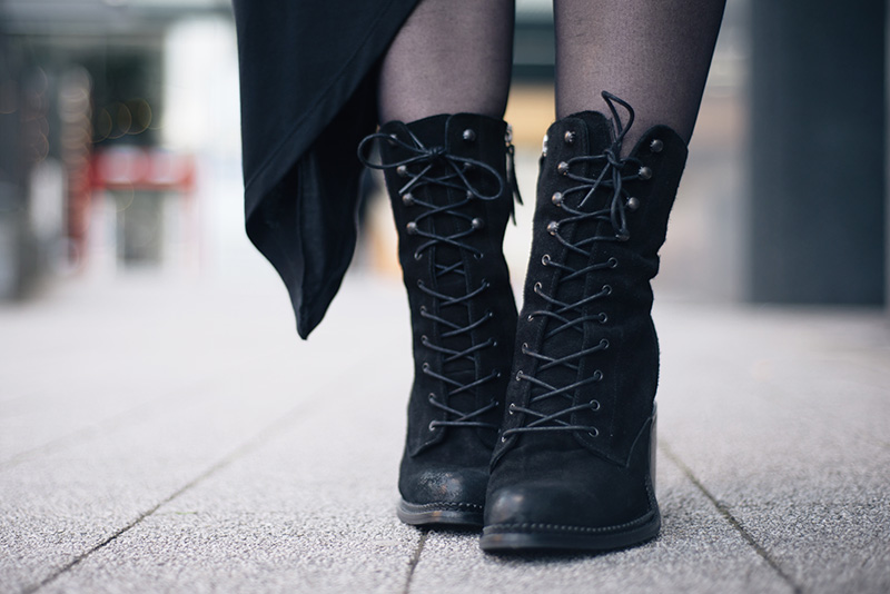 FAIIINT Kurt Geiger lace up pointed suede 'Saturn' boots. Details.