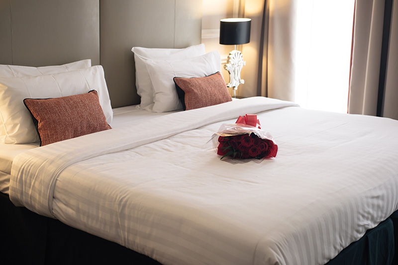 FAIIINT blogger Montagu Place Marylebone London Boutique Hotel. Swanky room, super king size bed, roses.