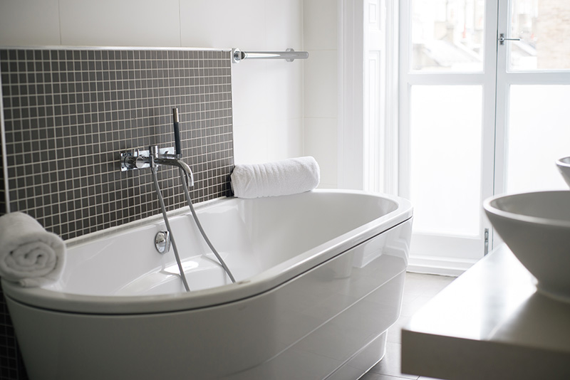 FAIIINT blogger Montagu Place Marylebone London Boutique Hotel. Swanky room, bathroom roll top bath.