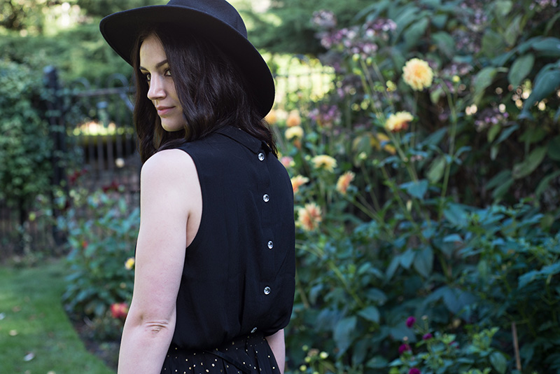 Fashion blogger Stephanie of FAIIINT wearing Catarzi fedora, Yumi button back to front sleeveless shirt blouse. Outfit details.