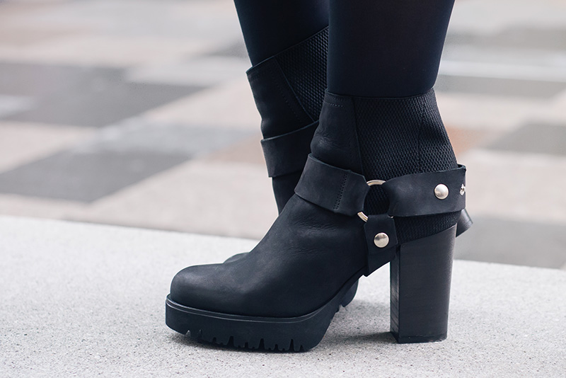 Fashion blogger Stephanie of FAIIINT wearing New Look black leather stirrup ankle boots.