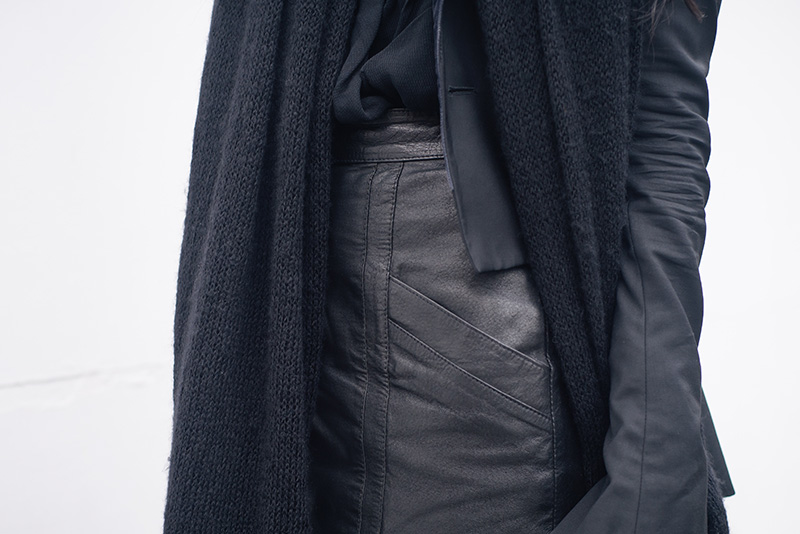Fashion blogger Stephanie of FAIIINT wearing ASOS scarf, Brag Vintage leather pencil skirt with asymmetric pocket. All black everything outfit details.