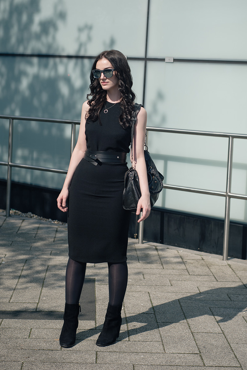 Fashion blogger Stephanie of FAIIINT wearing Ray-Ban folding grey mirrored wayfarer sunglasses, H&M tank top dress, Pieces wrap belt, H&M premium suede boots, Balenciaga city bag. All black everything summer goth street style.