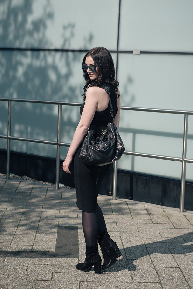 Fashion blogger Stephanie of FAIIINT wearing Ray-Ban folding grey mirrored wayfarer sunglasses, H&M tank top dress, Pieces wrap belt, H&M premium suede boots, Balenciaga city bag. All black everything summer goth street style.