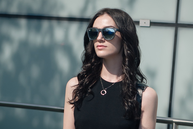 Fashion blogger Stephanie of FAIIINT wearing Ray-Ban folding grey and silver mirrored wayfarer sunglasses.