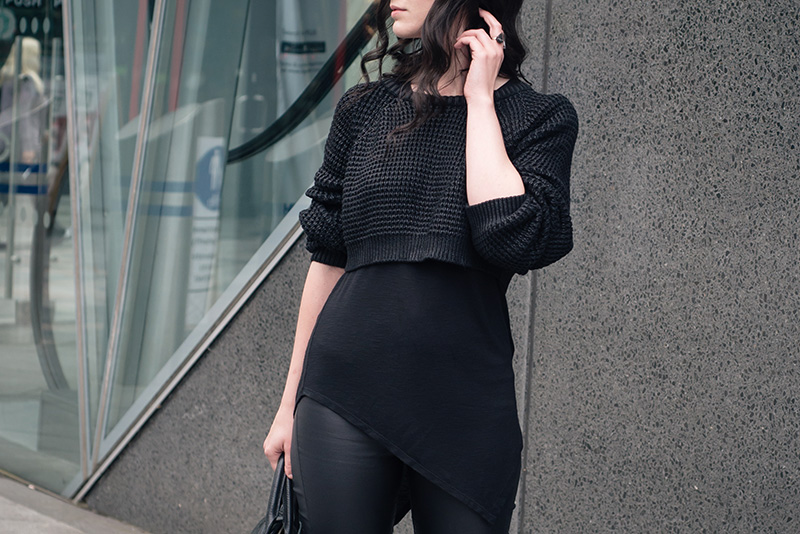 Fashion blogger Stephanie of FAIIINT wearing The Ragged Priest cropped chunky knit coated jumper, H&M asymmetric tee, New Look coated skinny jeans. Casual all black everything dark street style outfit details.