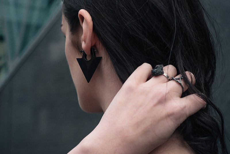 Fashion blogger Stephanie of FAIIINT wearing Cindy Leper black corian tribal arrow statement earrings, Hvnter Gvtherer kindling and lumen silver rings, Elemental Luxury black phantom quartz ring. Dark style outfit details.