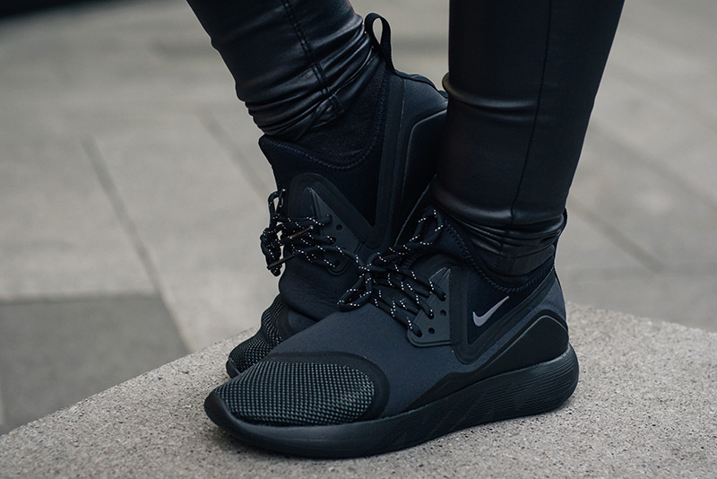 Fashion blogger Stephanie of FAIIINT wearing Nike LunarCharge Lunar Charge all black trainers sneakers. Outfit details.
