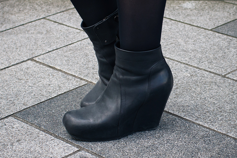 Dark style fashion blogger Stephanie of FAIIINT wearing Rick Owens black leather wedge boots. All black street style outfit details.