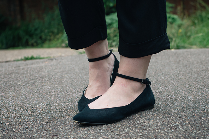 Fashion blogger Stephanie of FAIIINT wearing Topshop pointed ankle strap flats.