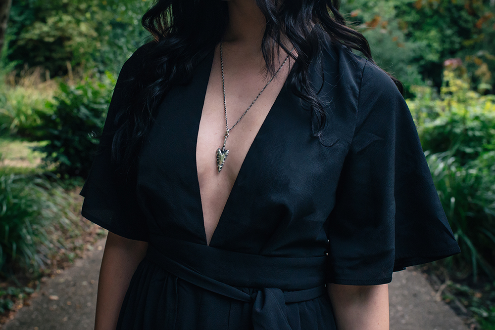 Fashion blogger Stephanie of FAIIINT wearing Toilworn jewellery silver arrowhead necklace. Outfit details.