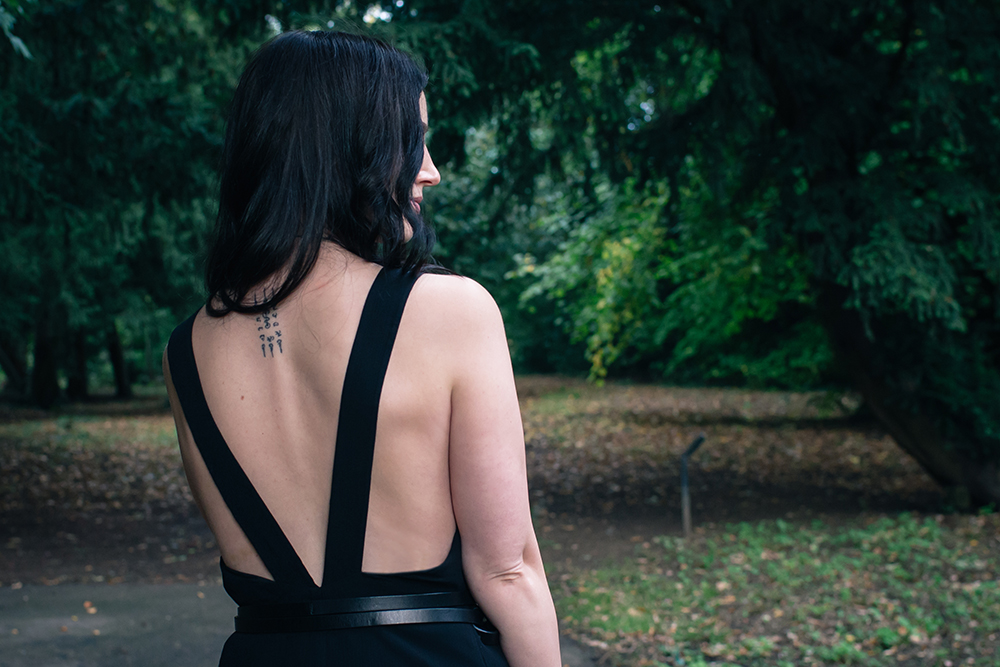 Fashion blogger FAIIINT wearing Tobi black summer dress with cut out low back. Outfit details.