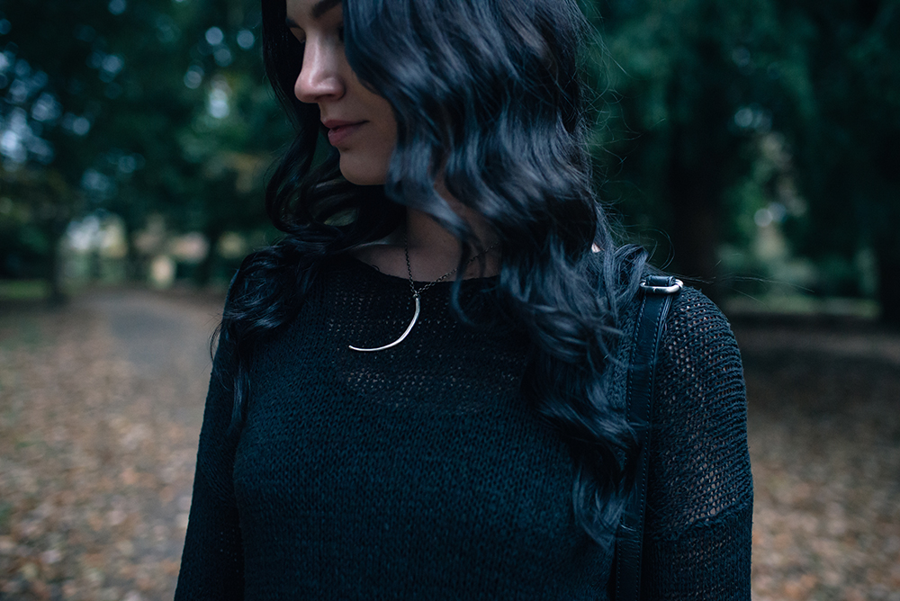Fashion blogger Stephanie of FAIIINT wearing H&M black asymmetric knit jumper, Birds N Bones Jewelry Wyvern silver snake rib necklace . All black autumn outfit details.
