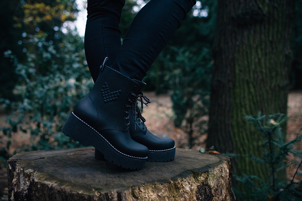 Fashion blogger Stephanie of FAIIINT wearing Dos61 Durham high lace up rubber rain boots. All black autumn outfit details.