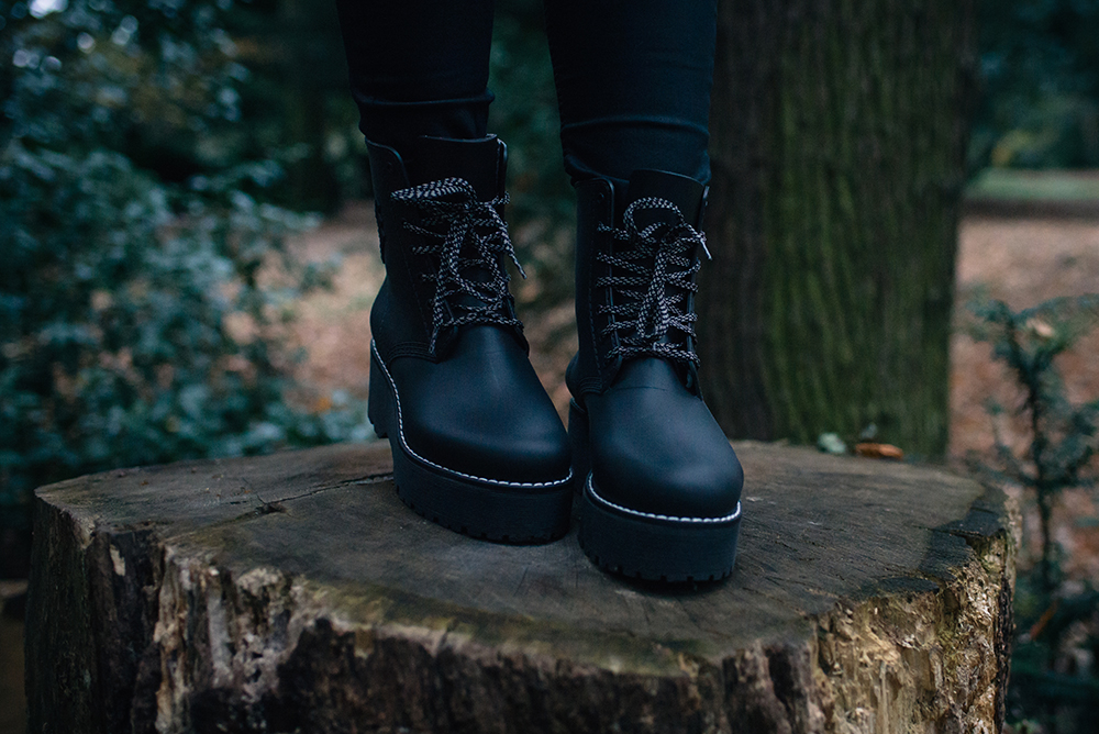 Fashion blogger Stephanie of FAIIINT wearing Dos61 Durham high lace up rubber rain boots. All black autumn outfit details.