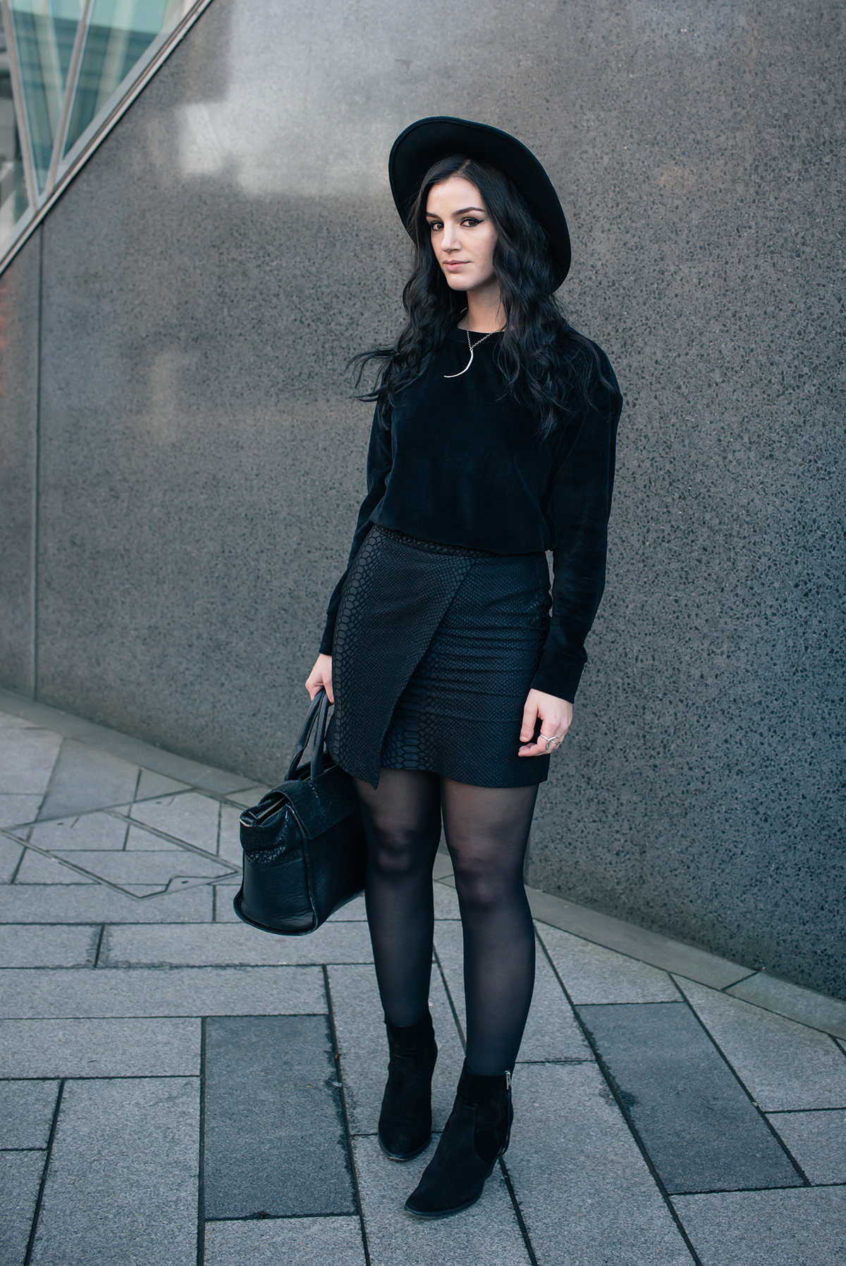 Fashion blogger Stephanie FAIIINT wearing Le Tee Paris velvet sweatshirt, Topshop snake textured skirt, All Saints Boots and Wide brim fedora. All black outfit.