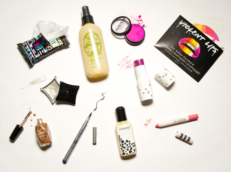 FAIIINT Selfridges Festival Beauty Box : Topshop lip crayon in Powder Room - Sol de Janeiro Coconut Water Cooling Mist - Eyeko Skinny Liquid Eyeliner in Navy - Coloursmash Hair Shadow in Je Ne Sais Quoi - Violent Lips Lip Appliques in Warm Rainbow - Illamasqua Liquid Metal in Surge - Azature nail polish in Champagne - Cowshed anti-bacterial hand gel - NPW mini scented hand & face wet wipes - NPW chubby glitter stick in Pink