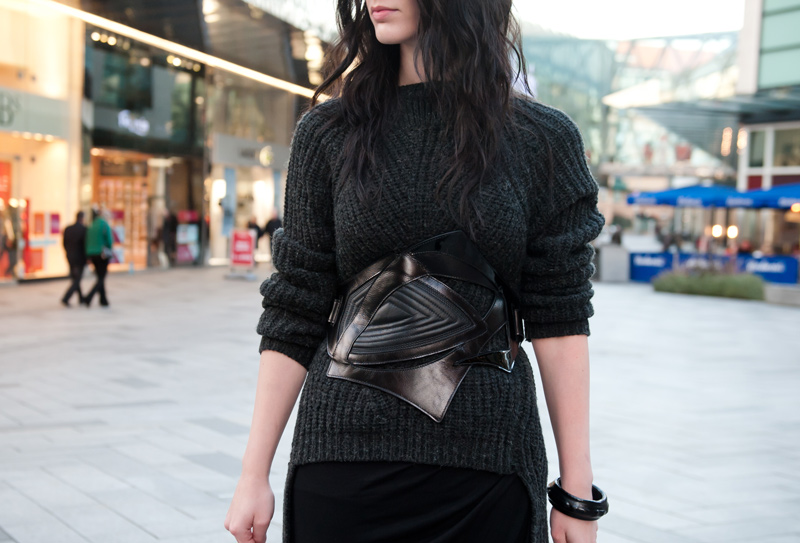 FAIIINT, Outfit, Bracher Emden, Belt, Jean Pierre Braganza, Rut M.fl, Ribbed, Chunky, Jumper, Sweater, Grey, Black, River Island, Asymmetric, Skirt, Topshop, Boutique, Boots, Leather, Bangle, Cuff, Street Style, Fashion, Blogger,