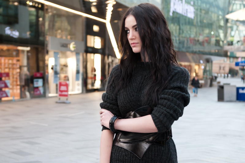 FAIIINT, Outfit, Bracher Emden, Belt, Jean Pierre Braganza, Rut M.fl, Ribbed, Chunky, Jumper, Sweater, Grey, Black, River Island, Asymmetric, Skirt, Topshop, Boutique, Boots, Leather, Bangle, Cuff, Street Style, Fashion, Blogger,