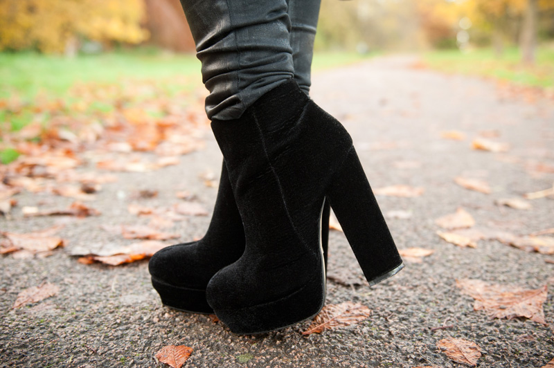 FAIIINT Outfit Details Stylist Pick Boots FAIIINT, Outfit, Detail, Stylist Pick, Boots, Velvet, Black, Elenora, Eleonora, Platform, Ankle Boots, Texture, Topshop Unique, Coated, Jeans, Leggings, Leather,